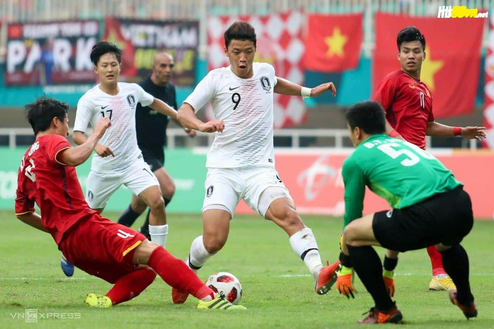 Tiền đạo Hwang Hee-chan (số 9) đang thi đấu cho Wolves tại Ngoại hạng Anh từng đối đầu đội tuyển Olympic Việt Nam tại bán kết Asiad 2018. Ảnh: Hiếu Lương