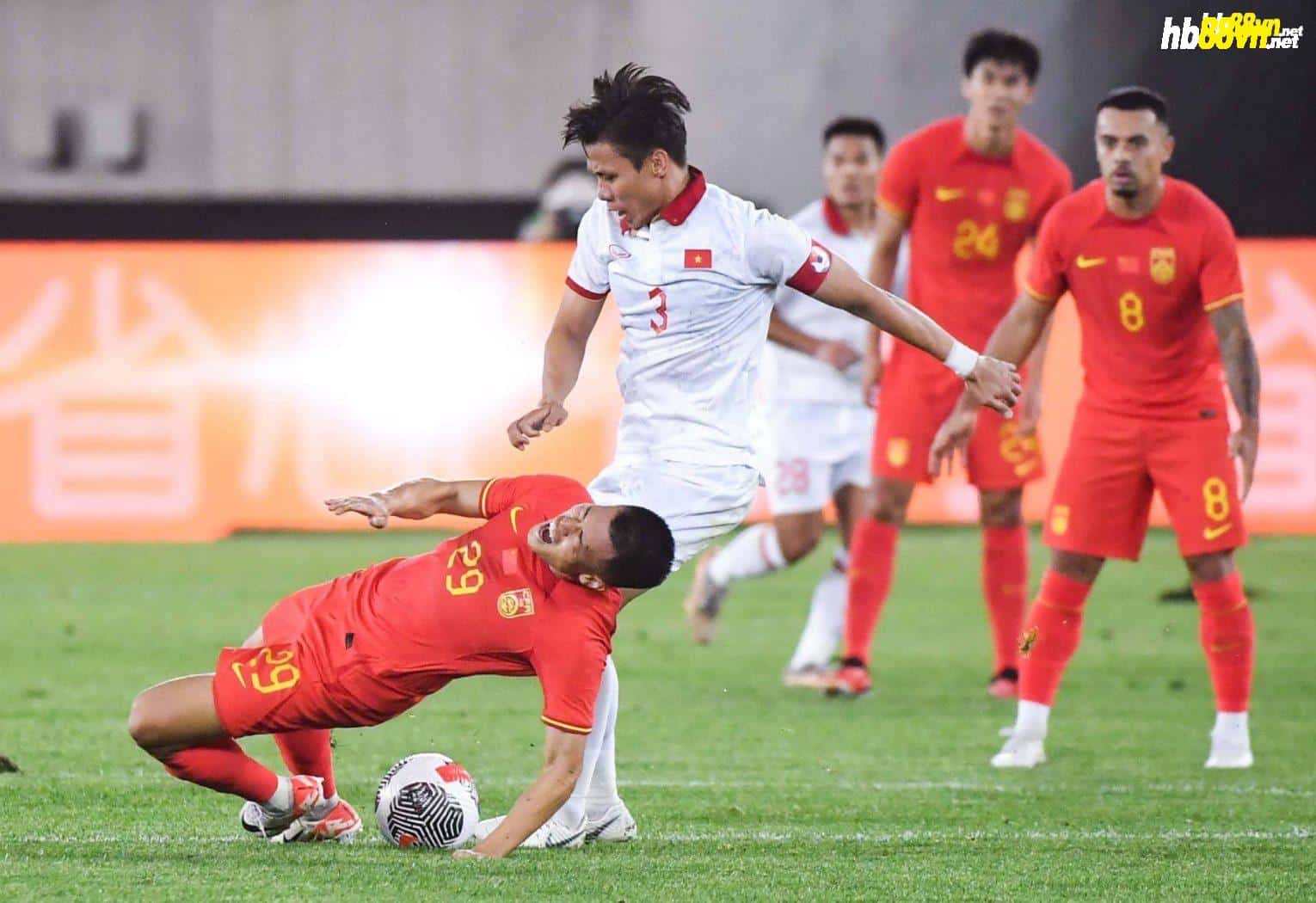 Việt Nam (áo trắng) thua Trung Quốc 0-2 là thất bại đầu tiên dưới thời HLV Philippe Troussier. Ảnh: Sohu