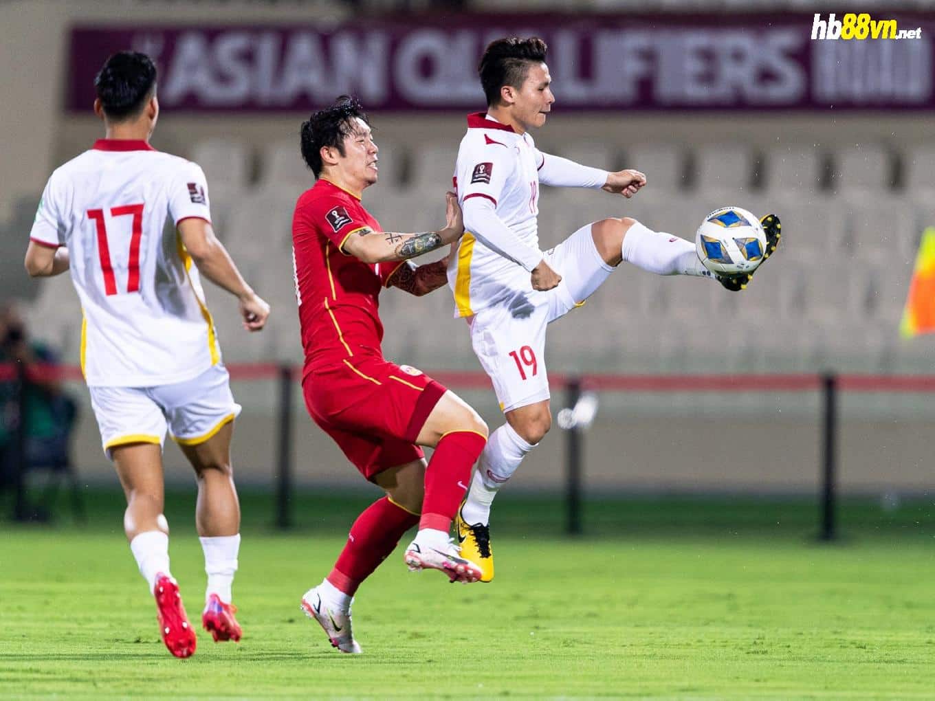 Việt Nam (áo trắng) thua Trung Quốc 2-3 tại UAE ở lượt đi vòng loại ba World Cup 2022. Ảnh: AFC