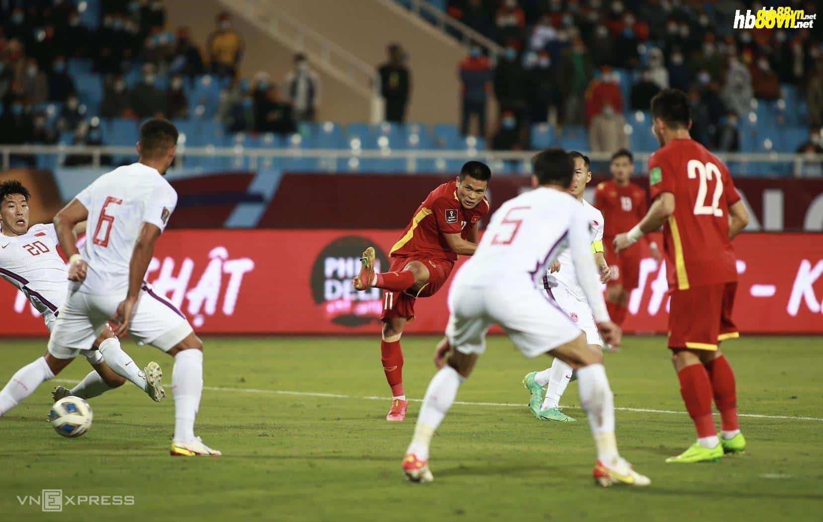Việt Nam (áo đỏ) thắng 3-1 Trung Quốc tại sân Mỹ Đình ở lượt về vòng loại ba World Cup 2022. Ảnh: Lâm Thoả