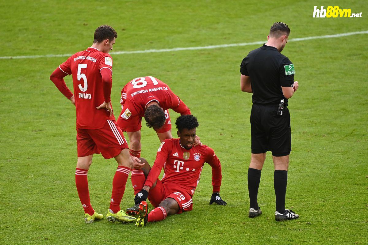 Kingsley Coman went to ground in evident pain. - Bóng Đá