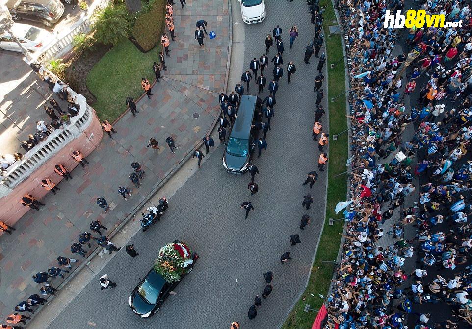 Hàng nghìn người xếp hàng dài tiễn đưa Diego Maradona về nơi an nghỉ cuối cùng - Bóng Đá