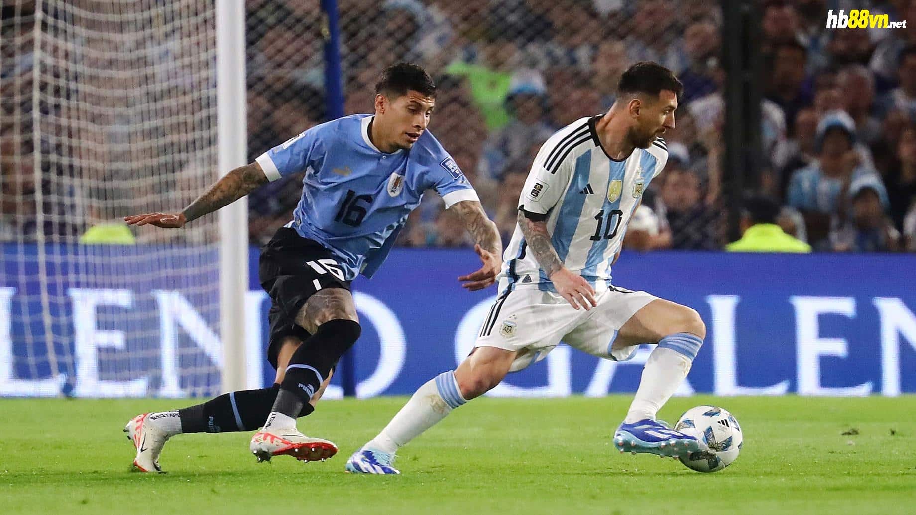 Messi (phải) đi bóng trong sự theo kèm của trung vệ Olivera bên phía Uruguay hôm 16/11. Ảnh: AP