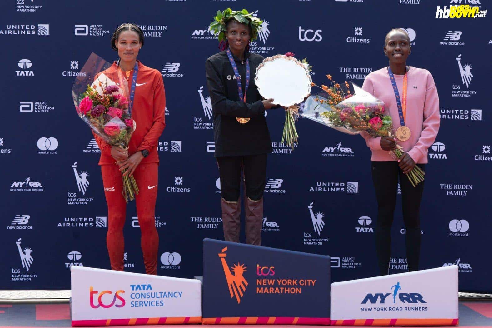 Từ trái sang lần lượt là Letesenbet Gidey, Hellen Obiri và Sharon Lokedi trên bục nhận giải nữ của New York City Marathon ngày 5/11. Ảnh: NYT