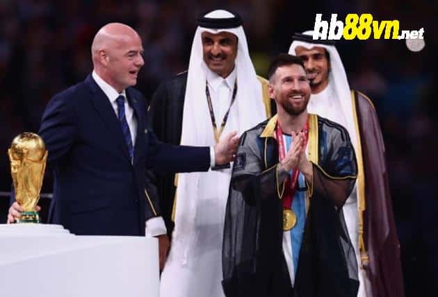 Cận cảnh vua Qatar choàng áo bào cho Messi - Bóng Đá