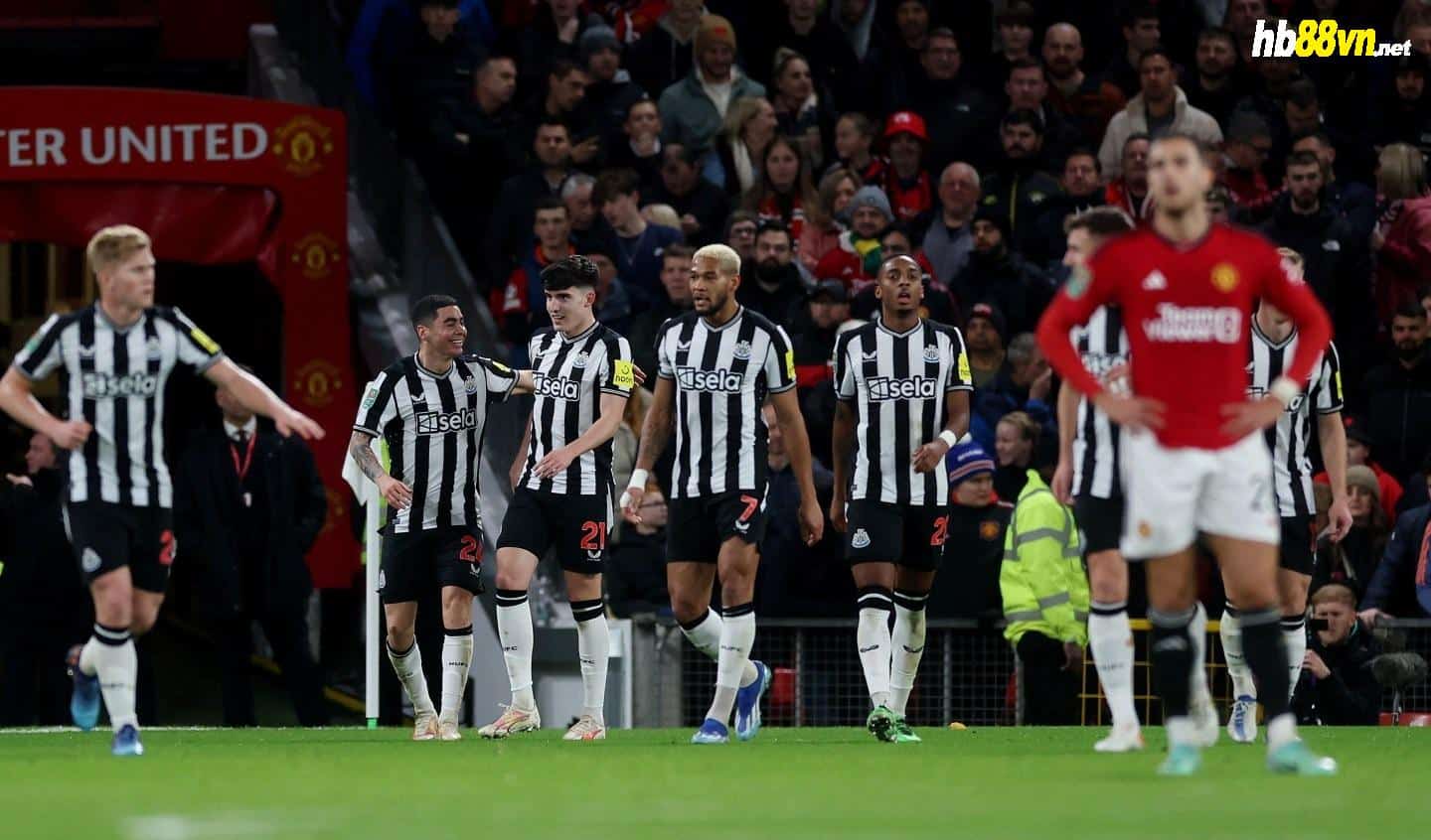 Cầu thủ Man Utd thất vọng trong trận thua Newcastle 0-3 trên sân nhà Old Trafford ở vòng 1/8 Cup Liên đoàn. Ảnh: Reuters