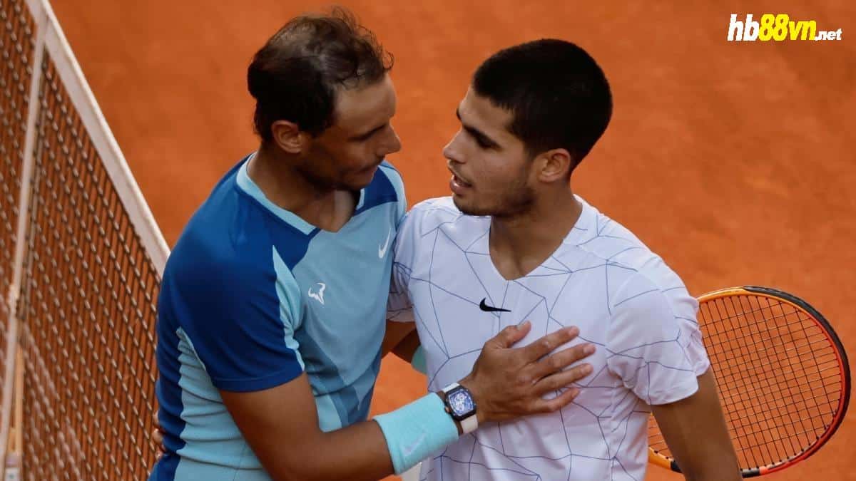 Nadal (trái) và đàn em Alcaraz sau trận tứ kết Madrid Mở rộng 2022. Ảnh: Sport