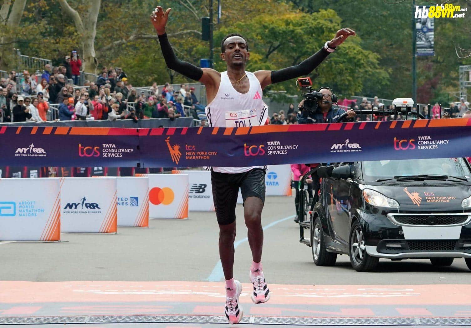 Tola về nhất New York City Marathon 2023 ngày 5/11. Ảnh: AFP
