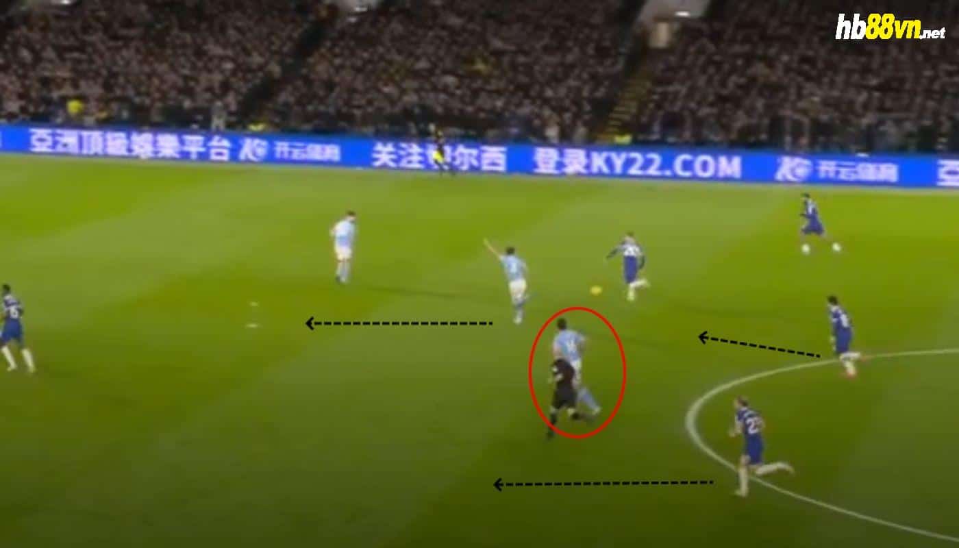 Tình huống Chelsea lên bóng dẫn tới bàn nâng tỷ số lên 2-1. Ảnh chụp màn hình