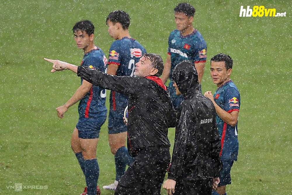 HLV Troussier cùng các cầu thủ tuyển Việt Nam tập dưới mưa tại Trung tâm bóng đá trẻ Việt Nam ngày 12/11.