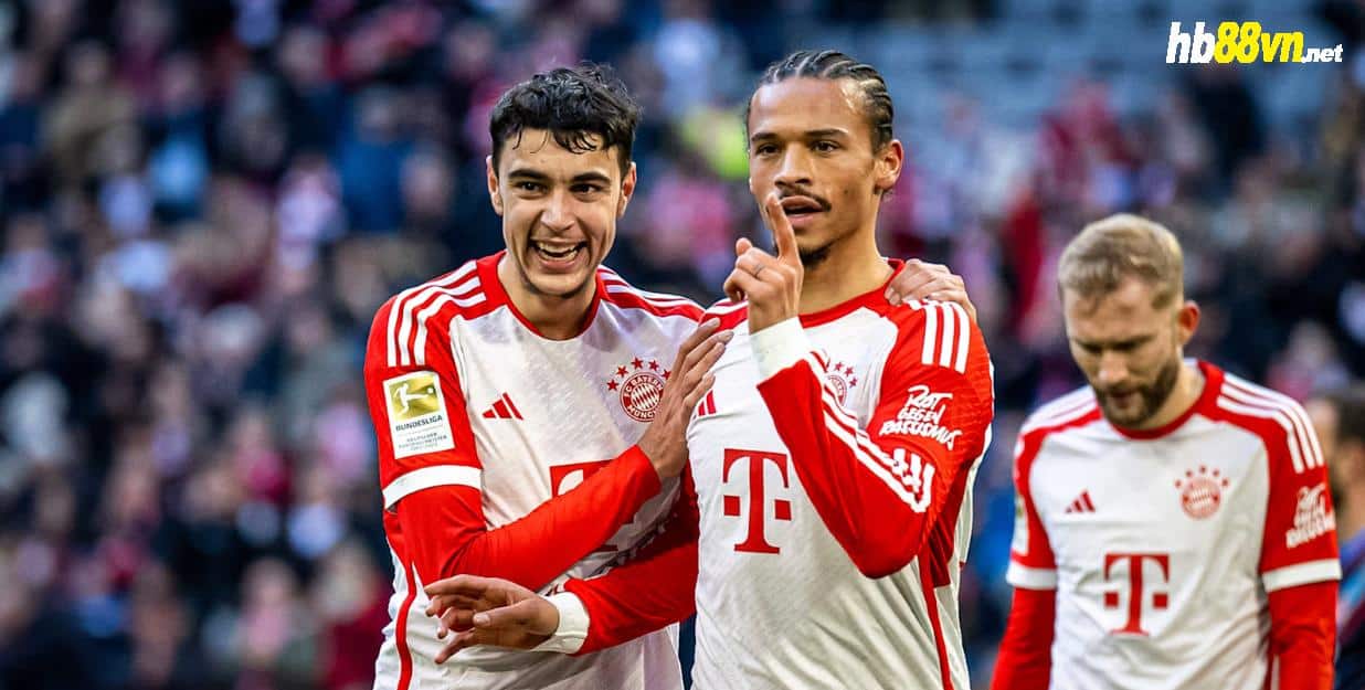 Sane (giữa) vươn lên dẫn đầu bảng kiến tạo Bundesliga 2023-2024, trong trận Bayern 4-2 Heidenheim ở vòng 11 Bundesliga tối 11/11, trên sân Allianz Arena. Ảnh: FCB