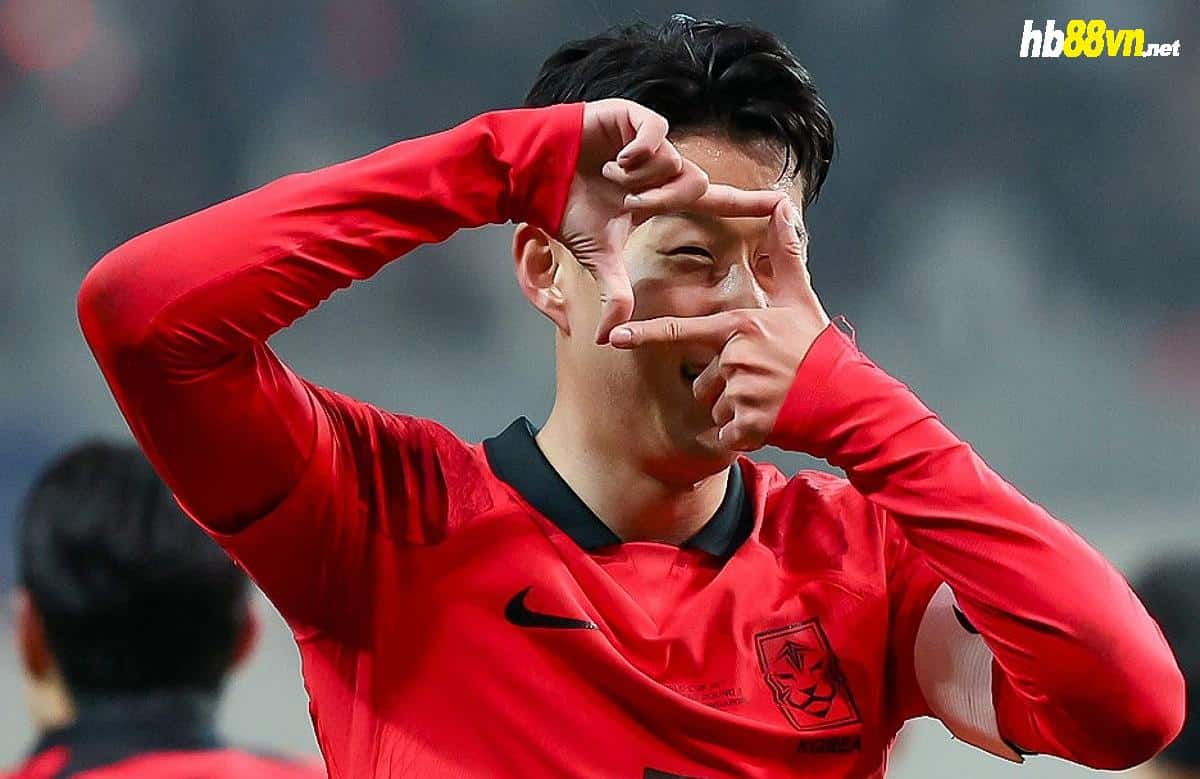 Son Heung Min mừng bàn trong trận Hàn Quốc thắng Singapore 5-0 trong trận ra quân vòng loại thứ hai World Cup 2026 khu vực châu Á chiều 16/11, trên sân Seoul. Ảnh: Yonhap