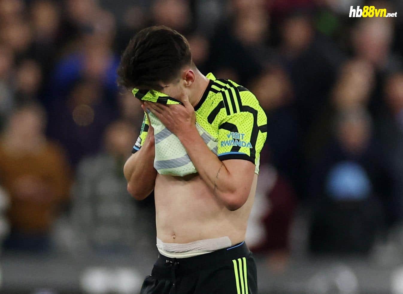 Rice ôm mặt thất vọng khi tan trận đấu vì không thể giúp Arsenal đảo ngược tình thế. Ảnh: Reuters