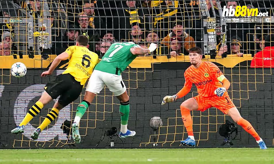 Joelinton (số 7) bỏ lỡ cơ hội trước Dortmund trên sân Signal Iduna Park, thành phố Dortmund, Đức ở lượt bốn bảng F Champions League tối 7/11/2023. Ảnh: PA
