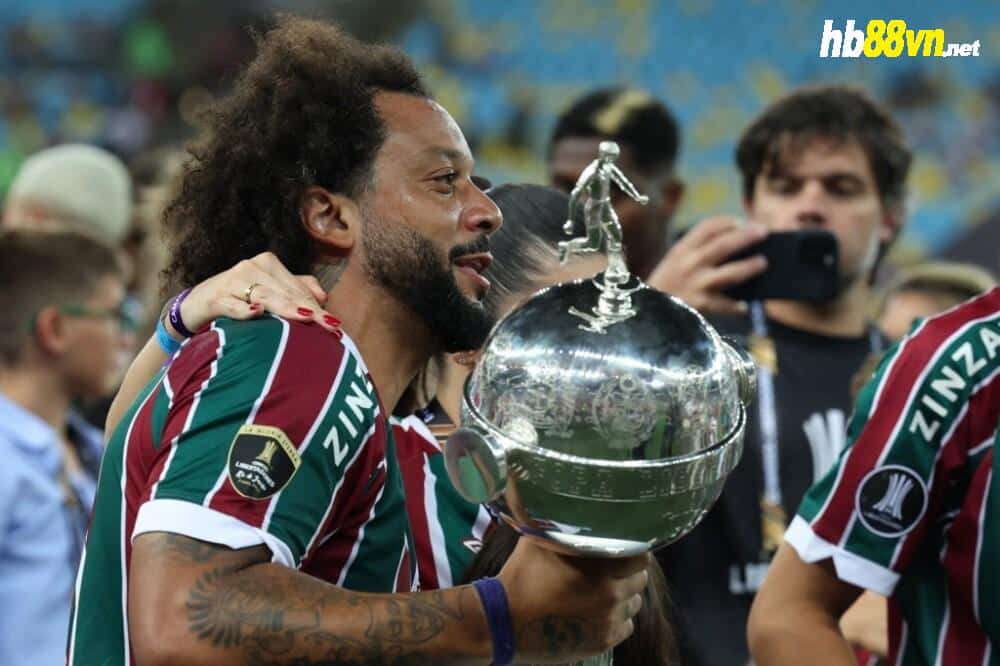 Marcelo nâng Copa Libertadores, sau trận chung kết Fluminense thắng Boca Juniors 2-1 tối 4/11 trên sân Maracana, Brazil. Ảnh: AFP