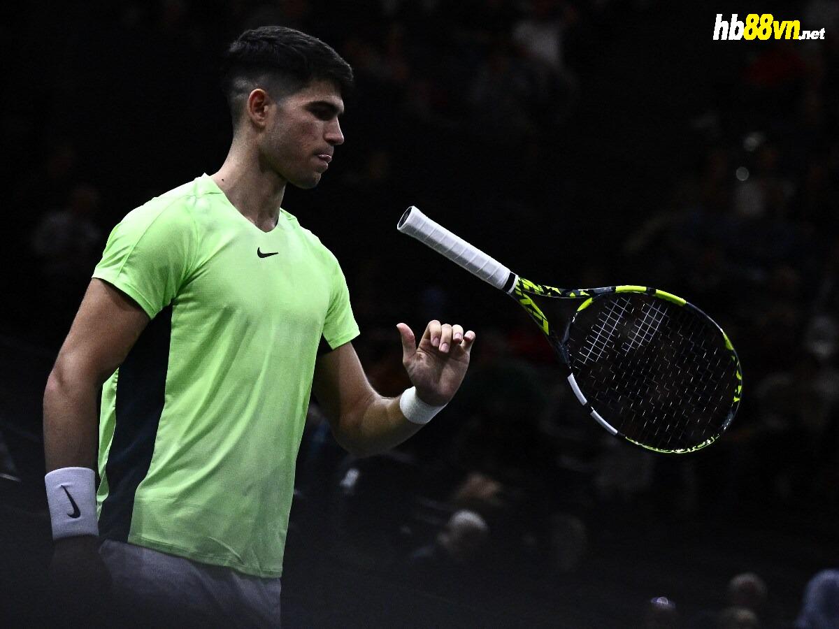 Alcaraz thất vọng sau khi thua Roman Safiullin ở vòng hai Paris Masters 2023 ngày 1/11. Ảnh: AFP