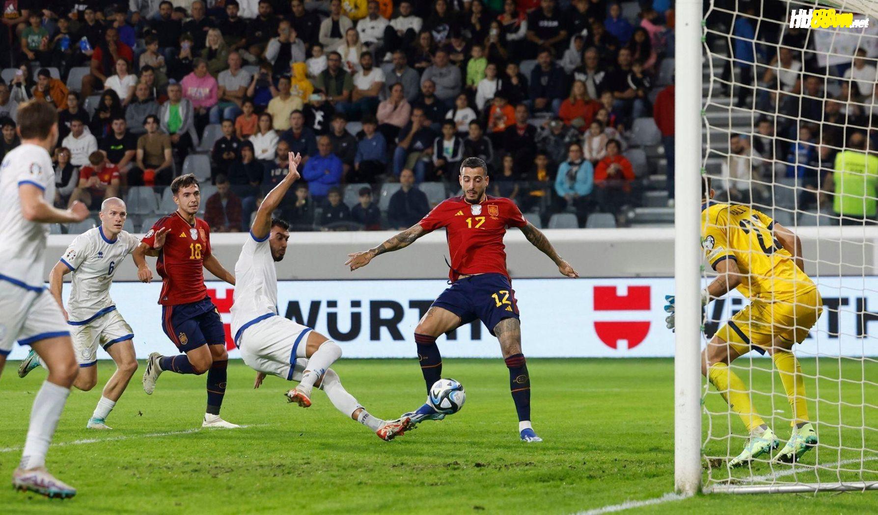 Joselu (số 12) ghi bàn nâng tỷ số lên 3-0 cho Tây Ban Nha. Ảnh: AS