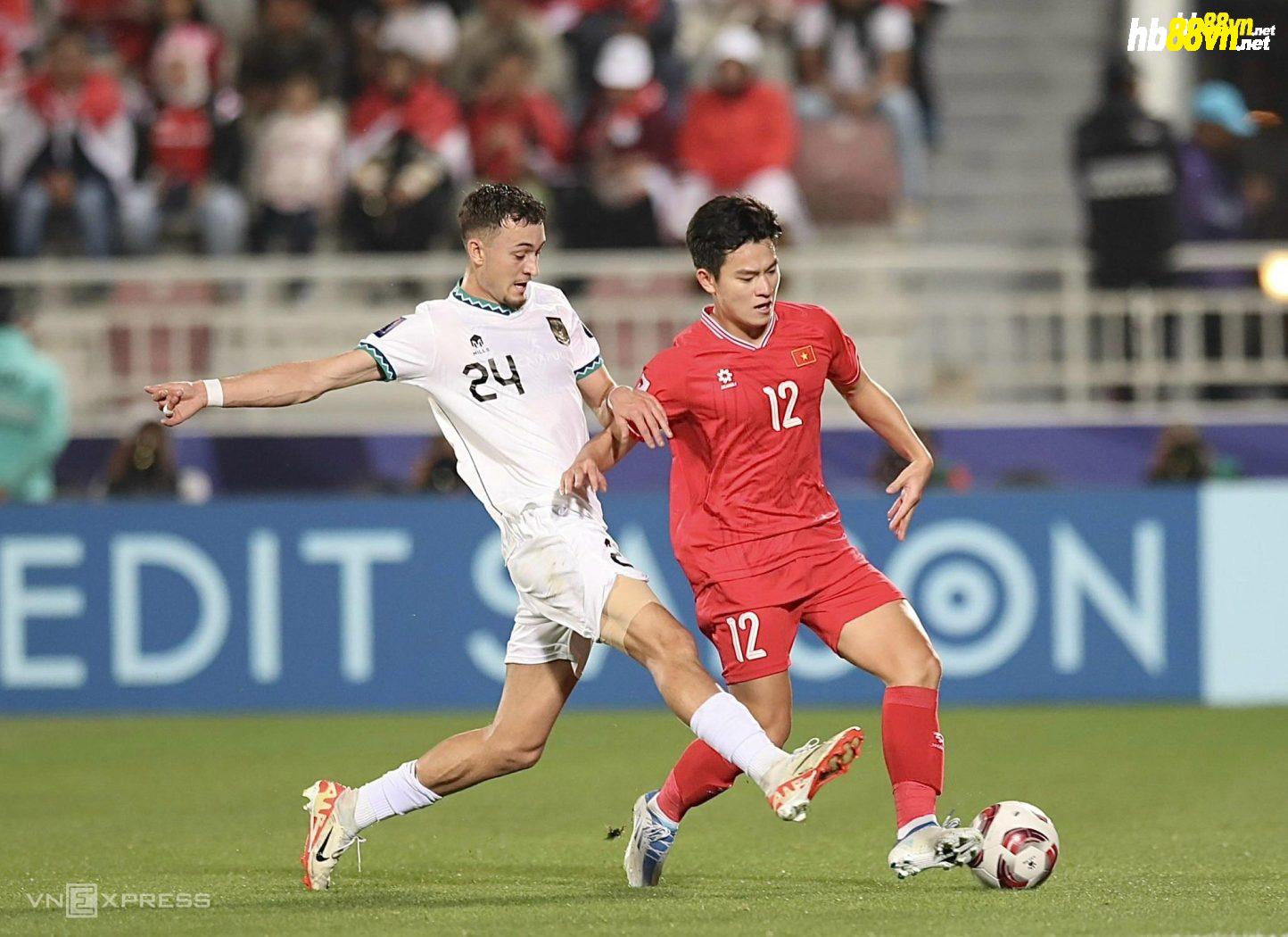 Tiền vệ Ivar Jenner (áo trắng) tranh chấp với hậu vệ Phan Tuấn Tài trong trận Indonesia thắng Việt Nam 1-0 ở vòng bảng Asian Cup 2023. Ảnh: Lâm Thoả