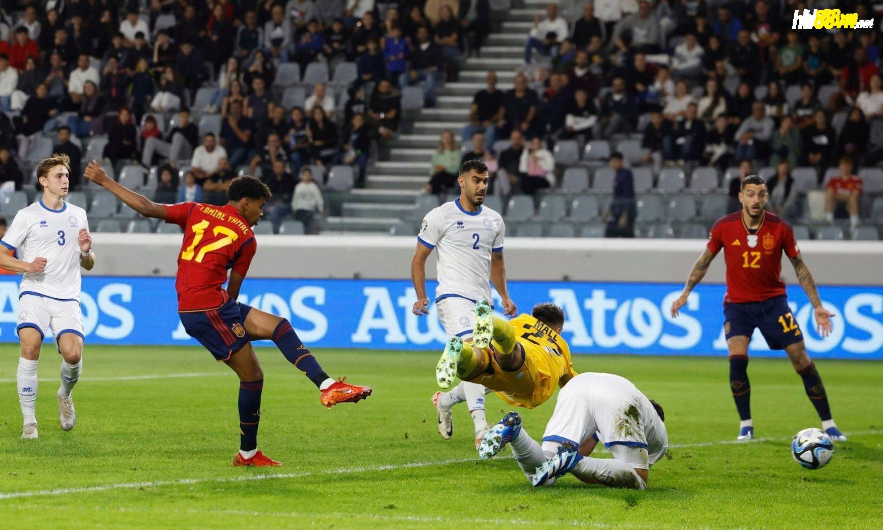 Yamal trong pha làm bàn mở tỷ số trận Tây Ban Nha thắng chủ nhà Cyprus 3-1 ở vòng loại Euro 2024 ngày 16/11. Ảnh: AS